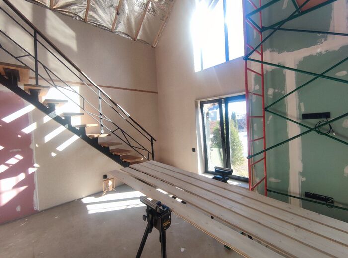 Полосу пришлось пустить вынуждено, так как там стык гипсокартона не по уровню)))