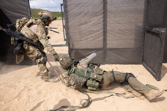 По сценарию упражнения один стрелок ранен в ногу. Он сам наложил себе жгут (турникет). Второй стрелок эвакуирует его эвакуационной стропой с расстояния 10 метров. Это еще нужно уметь). Эти ребята умеют.