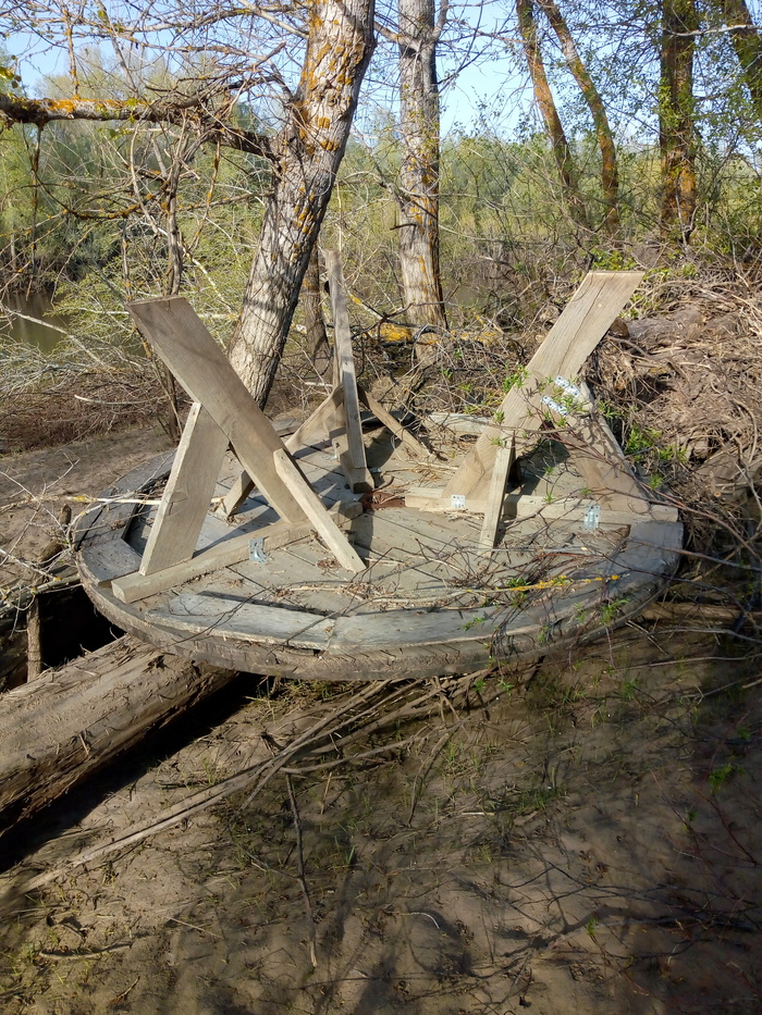 Приблизившись заметил как с него сдриснул змеиный шнурок. Его мама в конце.
