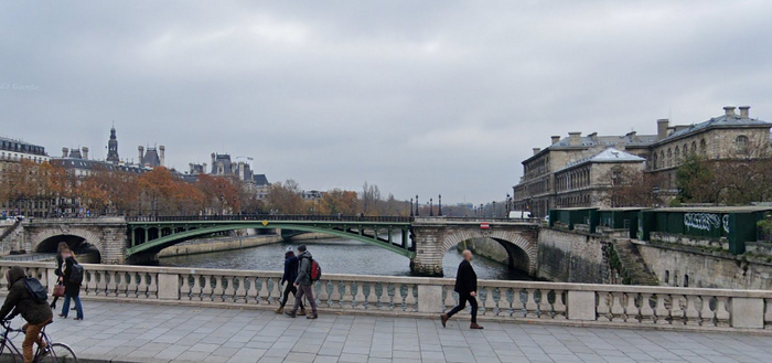 Вид на мост Нотр-Дам (Pont Notre-Dame), позади него слева виднеется Отель-де-Виль и деревья на бывшей набережной Вязов