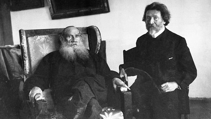 Писатель Лев Толстой (На кресле) и художник Илья Репин (Стоит)