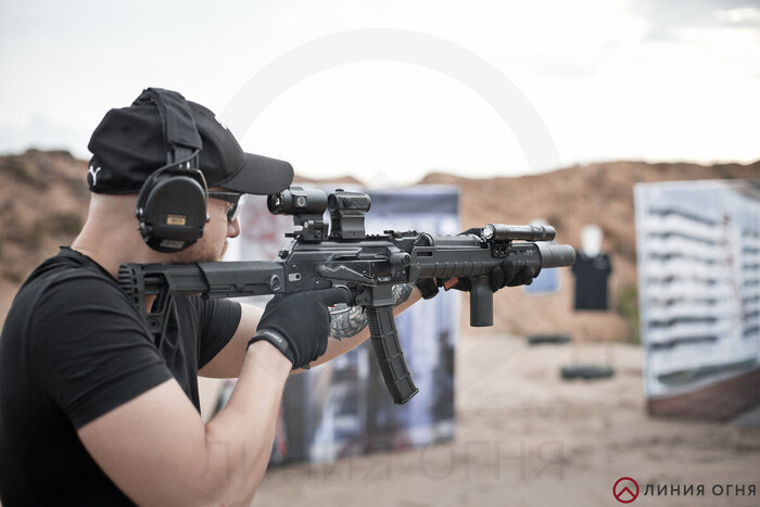 Стрелок на упражнении. Оружие в калибре 9х19, карабин Сайга-9 в тюнинге.