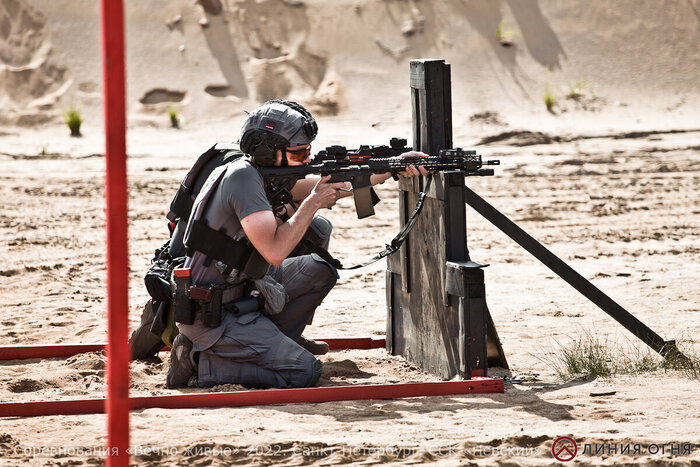 Стрелок на соревнованиях по практической стрельбе. Гражданский карабин на базе AR-15.