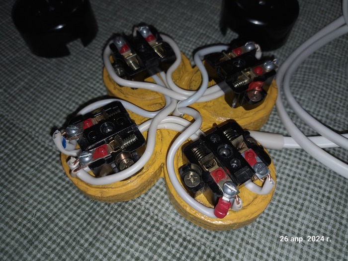 Со снятыми крышками розеток