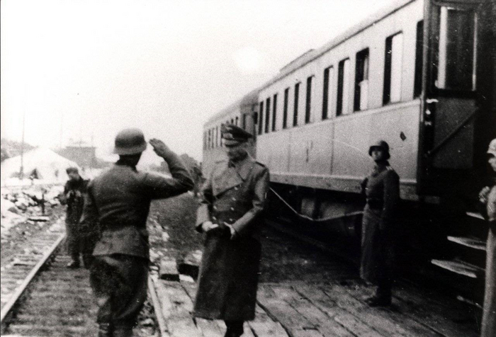 Новый командующий ГА "Центр" генерал-фельдмаршал Г. фон Клюге прибыл в штаб в Смоленске.