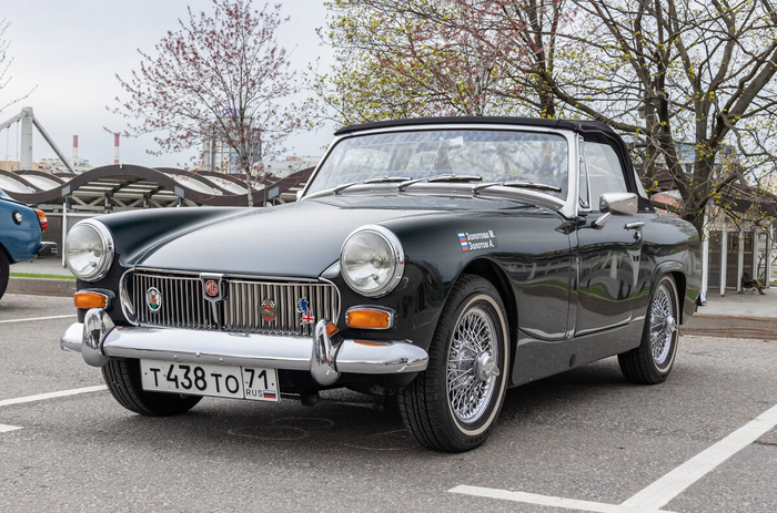 В 1955 году был завершен выпуск модели TF Midget, а в 1961-м Morris Garage представила MG Midget. Автомобиль, по сути, представлял собой конструкцию Austin-Healey-Sprite, отличия были внешние и в деталях интерьера. На фото MG Midget 1968 года.