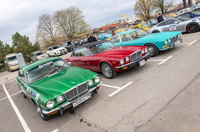 Коллекция «Ягуаров»: Jaguar XJ6 1987 года, Jaguar XJC 1975 года и Jaguar XJ6 1973 года.