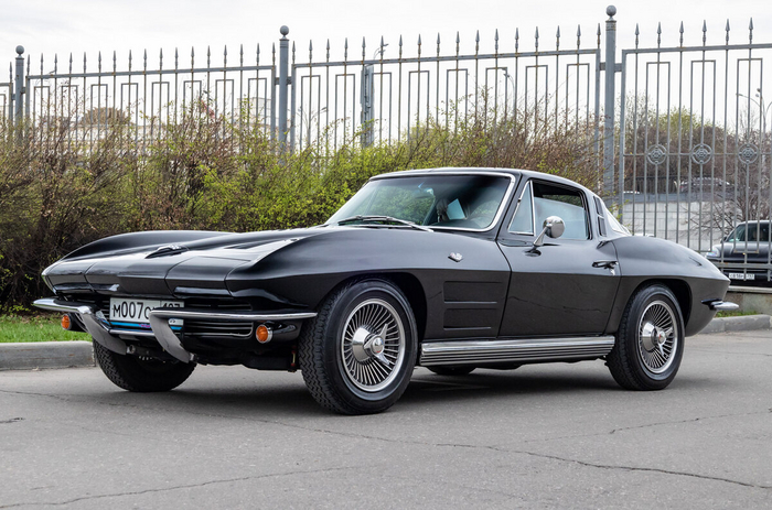 Chevrolet Corvette (C2) Sting Ray 1964 года выпуска.