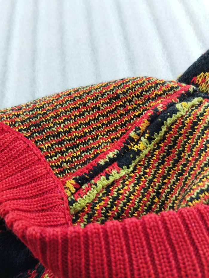 Плечо. Изнанка. Внутри укрепляющая лента.