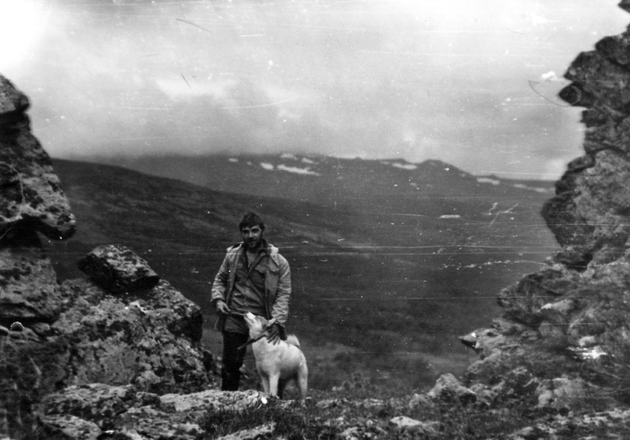 Я с Белкой на фоне Молебного (который поближе) и Муравьиного Камней.