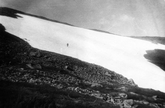 Вот этот снежник. Сфотографировал уже на обратном пути. Вот эта точка в середине - Андрей с рюкзаком.