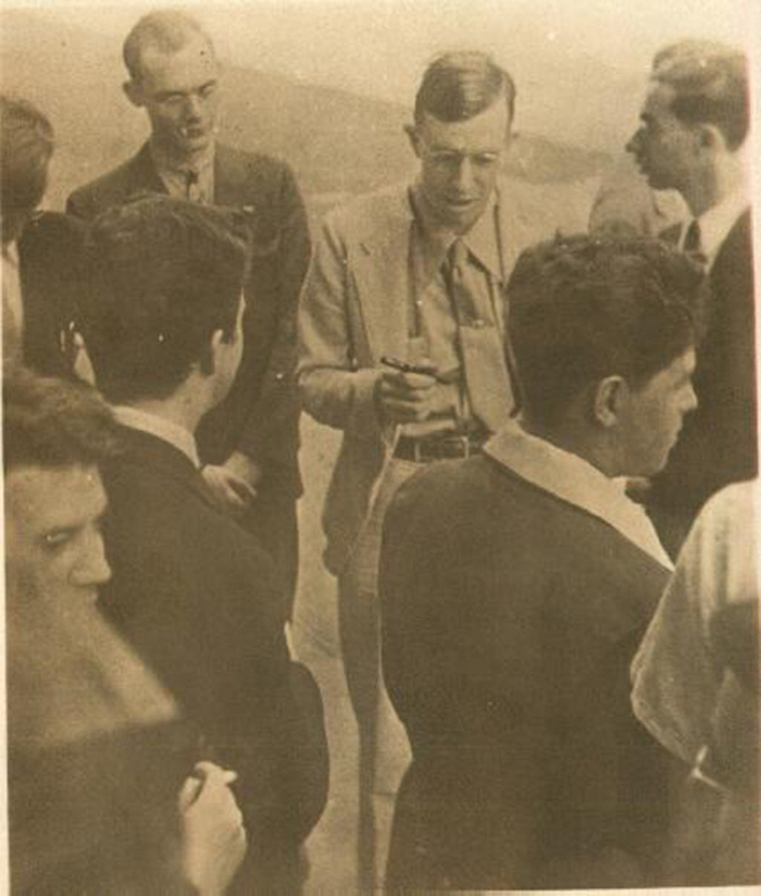 Конвент 1939-го. Футурианцы берут в оборот Настоящего Писателя Джека Уильямсона. Слева Фред Пол, справа Дон Уоллхейм