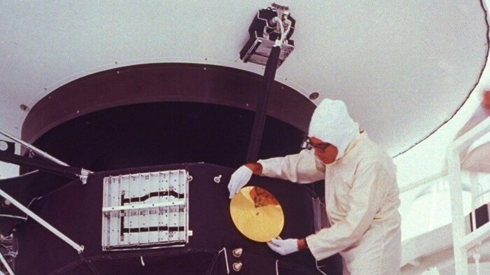 Тот самый, установленный на АМС "Вояджер-1" "золотой футляр", а в который положена "золотая пластина" с посланием для внеземных цивилизаций. Источник: Яндекс-картинки