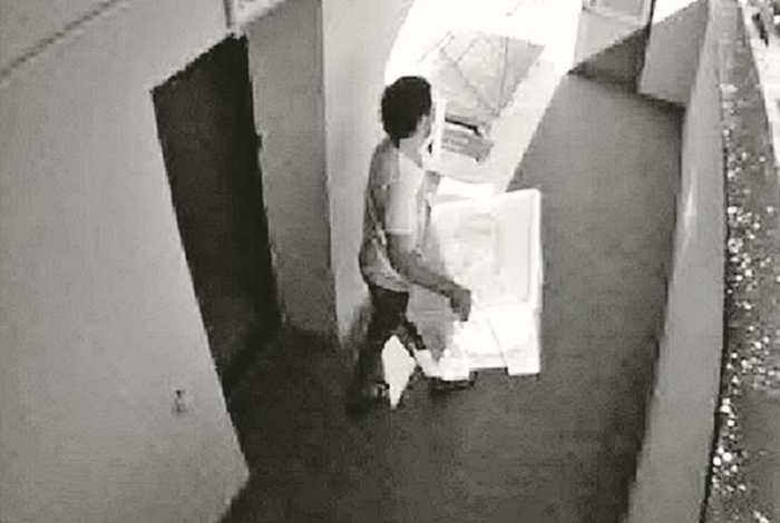 Дмитрий выносит из дома пластиковый контейнер