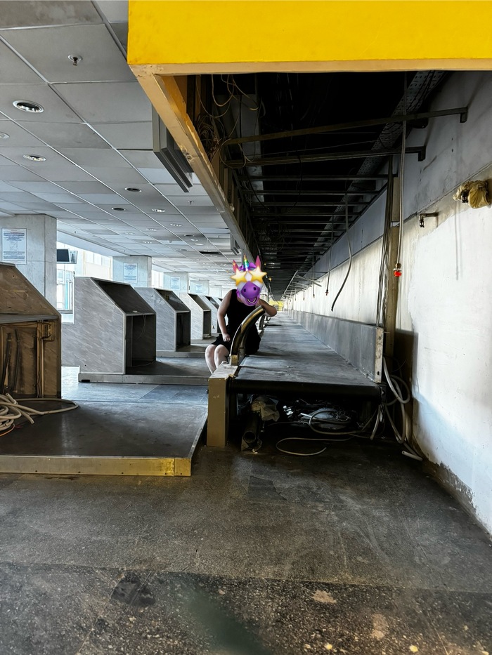 Стойка регистрации вид с боку