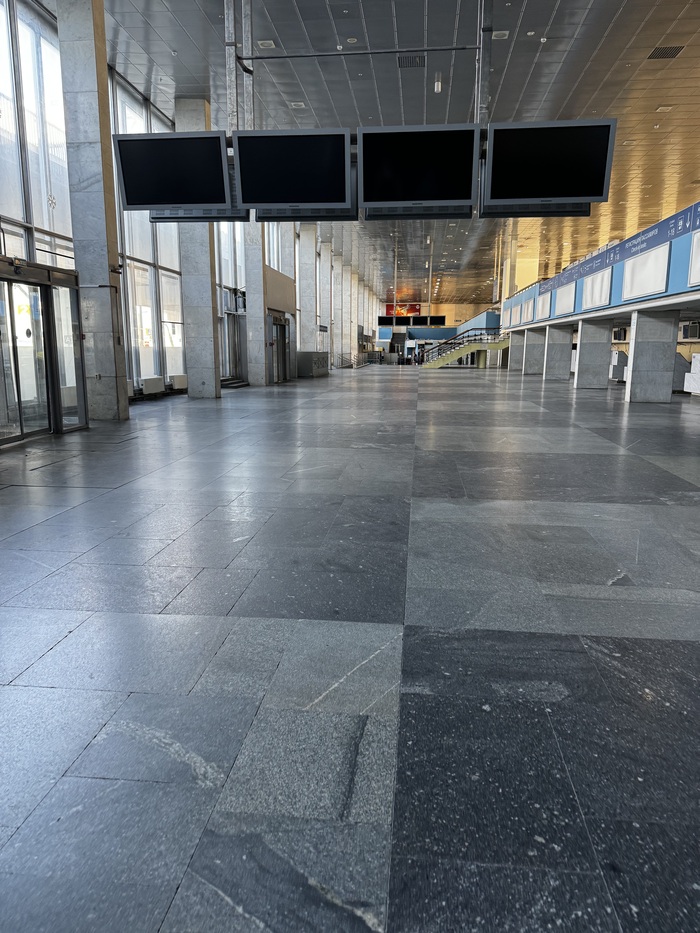 Проход везде свободен но под ногами хрустит история