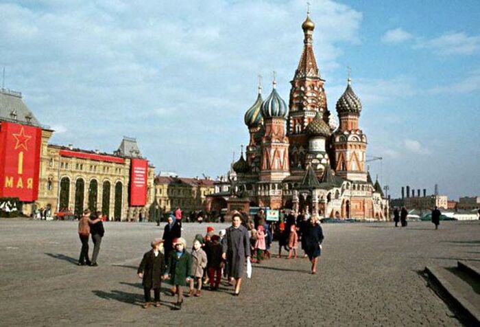 После демонстрации. Москва. Красная площадь. 1 мая 1964 года. Пора к праздничному столу!