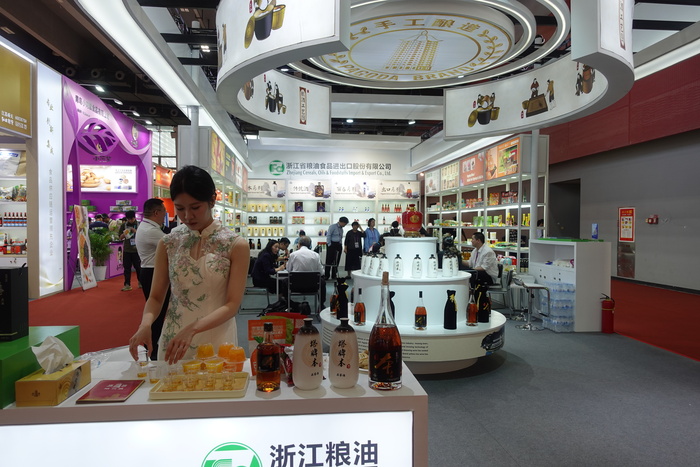 Тут же можно попробовать и винишко.