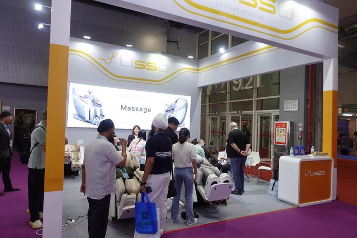 Здесь можно заказать партию массажных кресел (или поваляться нахаляву после целого дня ходьбы).