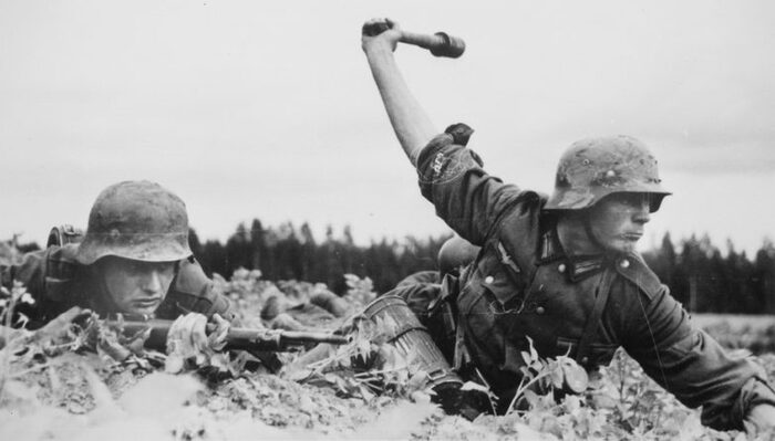 Немецкие солдаты в касках М35 или М40.