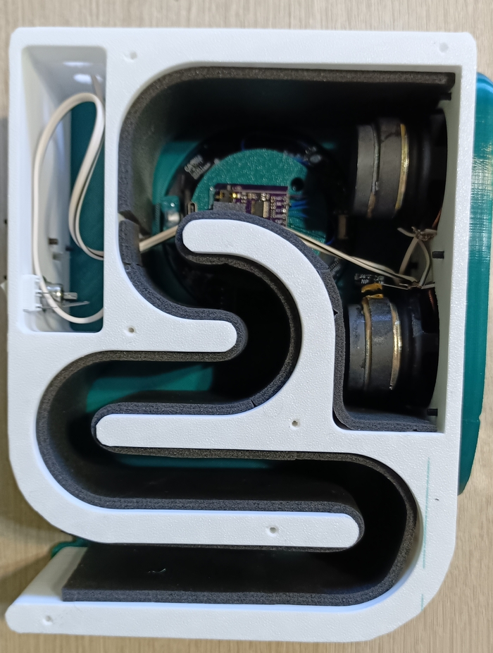 Внутри корпус проклеил шумкой дабы уменьшить звон. Пластик все же.