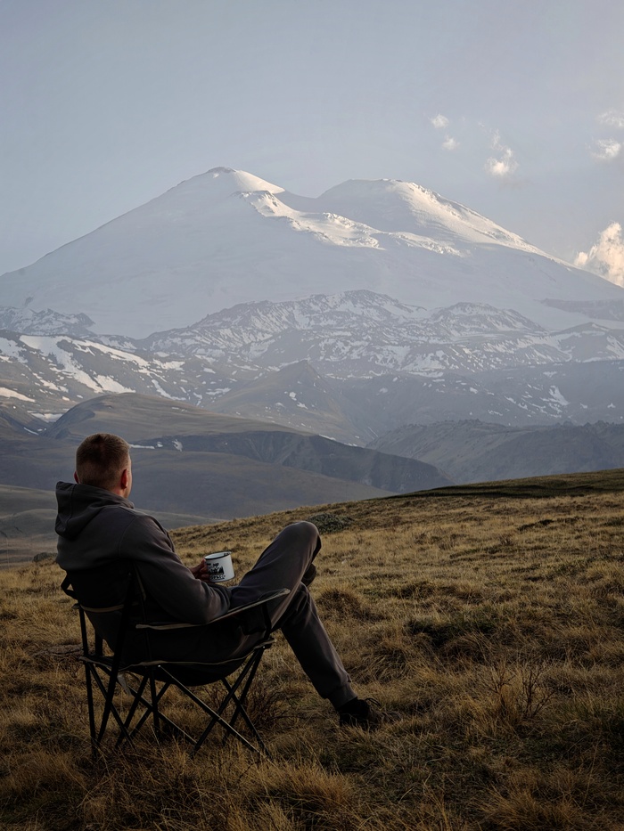 Чашка кофе на фоне Эльбруса