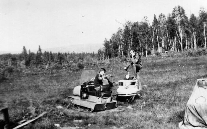 На вертолётке, в ожидании вертолёта. Снегоходы по пути забросили на другую базу.