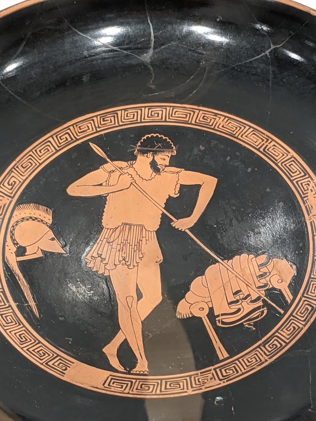 Сцена росписи, где мы видим греческое копье.