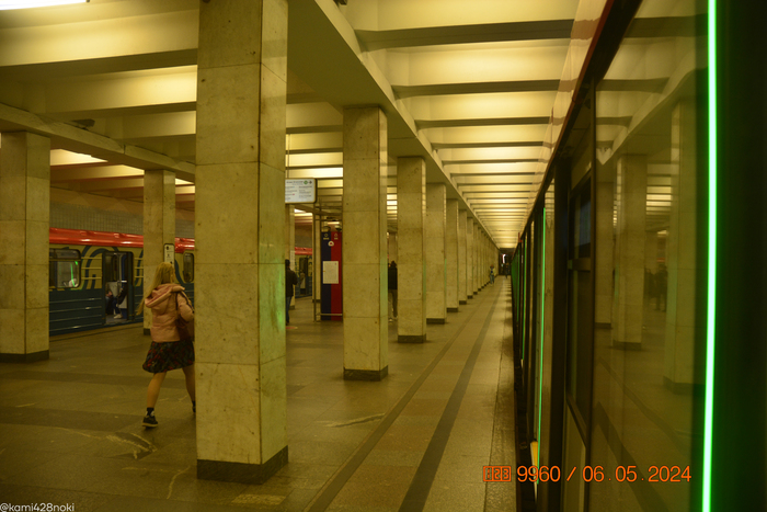 Какой же контраст со старыми поездами...