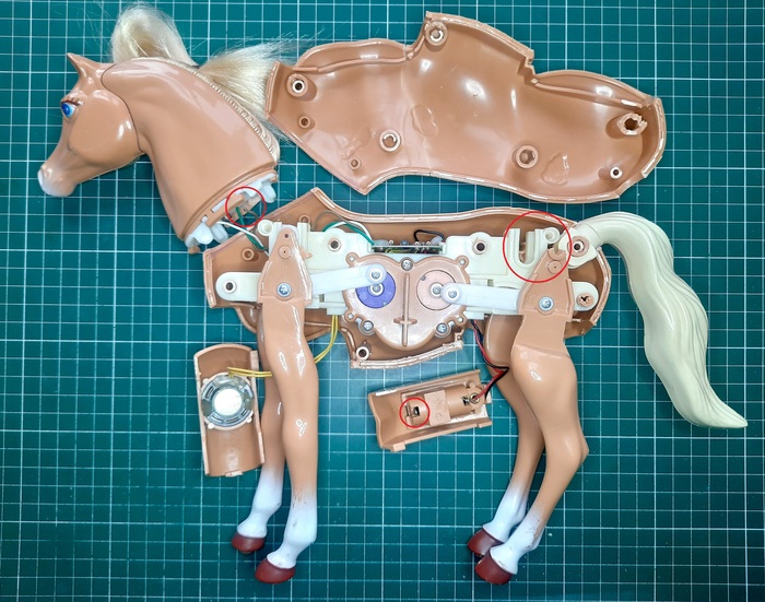 Красным кружком отмечены важные дефекты