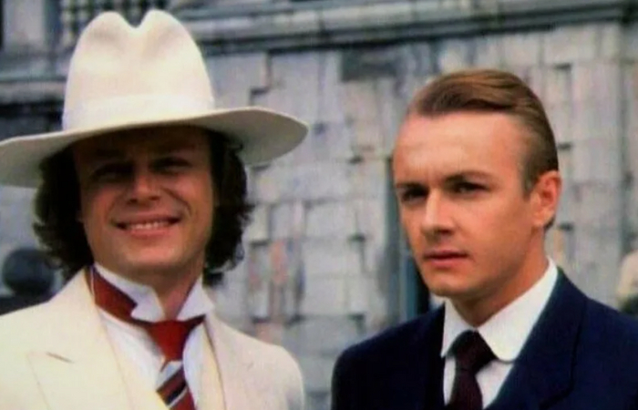 Не близнецы. От слова совсем.