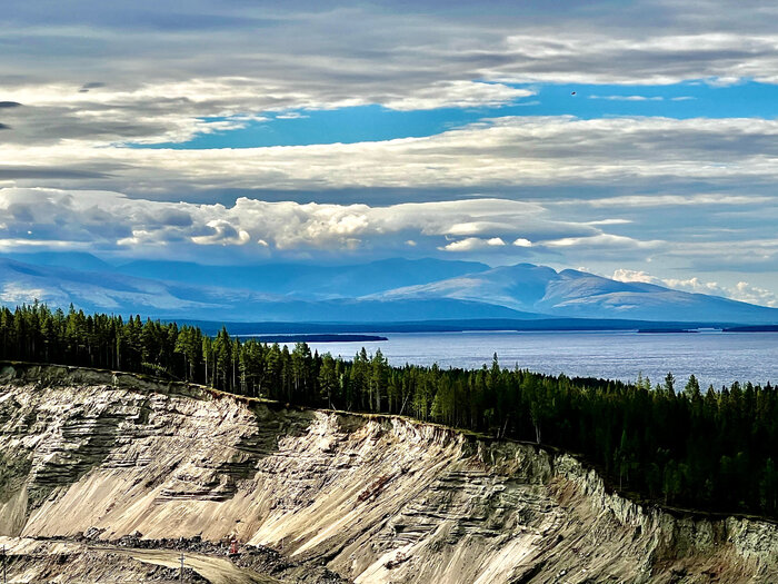 За карьером вид на озеро Пермусозеро, Площадью 24,2 км² и конечно сопки.