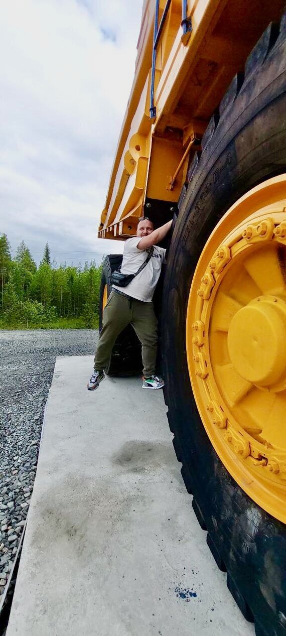 Конечно я не смог не попытаться на него залезть)