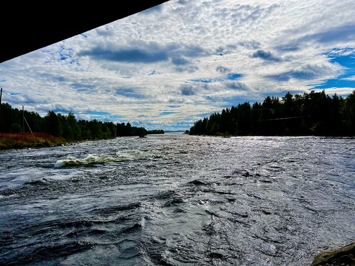 Чистейшая вода с сильным течением и каменистыми берегами.