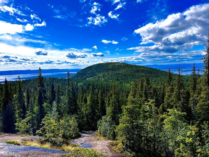 Еще не забравшись на самый пик, виды уже сумасшедшие.