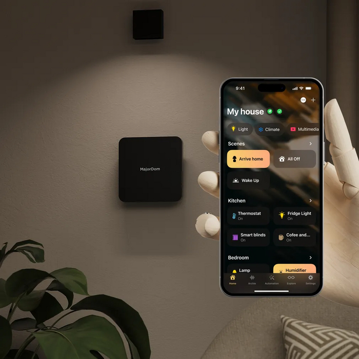 Мобильное приложение MajorDom на фоне хаба