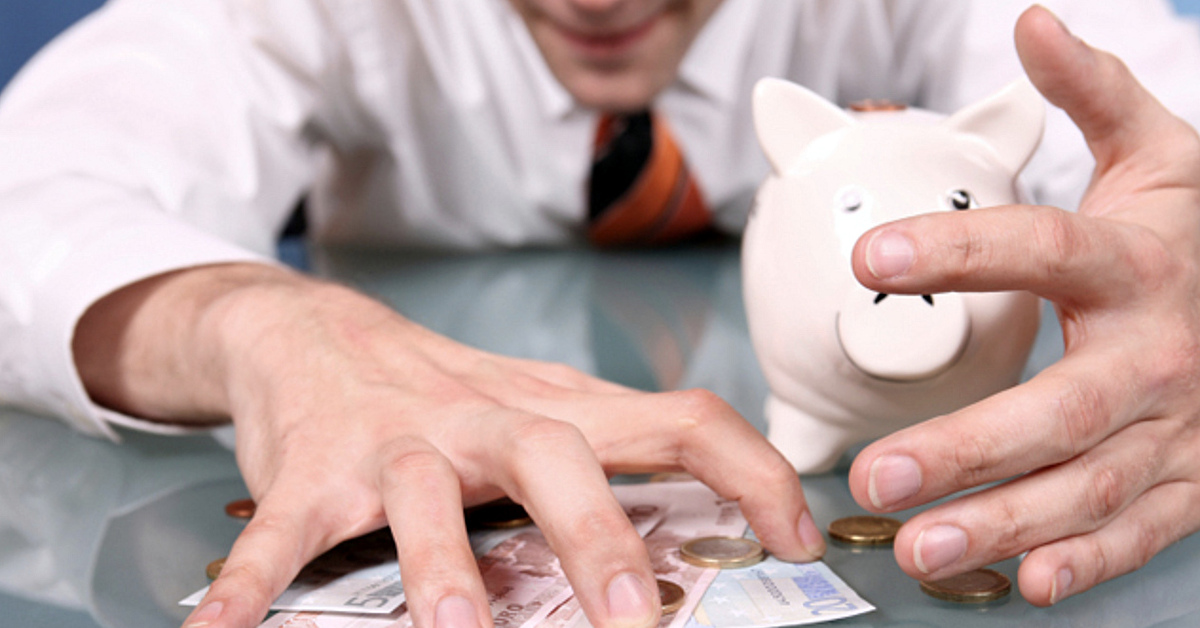 Человек жалеющий деньги. Девушка с деньгами рубли. Мужчина в костюме плачет. Экономность и жадность. Человек жалеющий деньги.