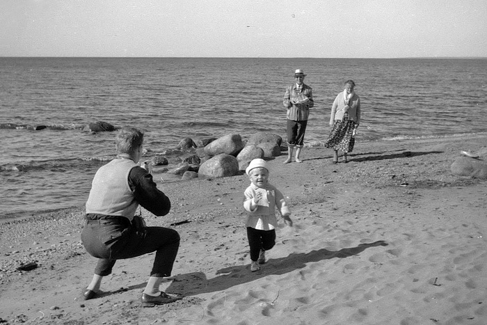 На берегу Финского залива, Зеленогорск 27.08.1961 Старое фото, Фотография, Зеленогорск, Финский залив, Масштабная модель, Парусник, 60-е, Длиннопост