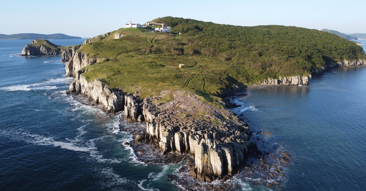 Бухта черепаха приморский край хасанский. Маяк бюссе приморский край. Мыс брюса приморский край хасанский. Мыс брюса славянка. Мыс брюса славянка.