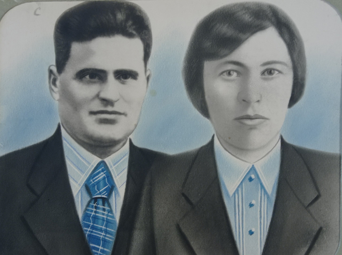 По фотографии 1938 год, Уже после войны в деревню приезжал (безымянный) художник и сделал эту не то картину, не то ретушь по фотографии.