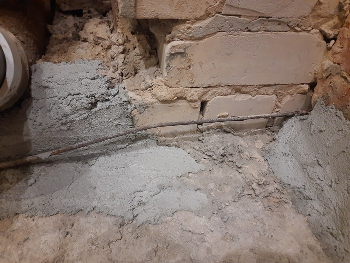 В ванной проволока проложена не между кирпичами. а просто болтается, очень мешает