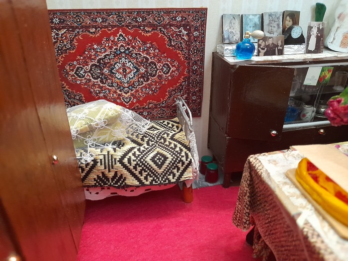 Всегда взбитые подушки под кружевной накидушкой.