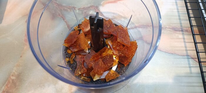 Чёрный кунжут – 100 г., Сахар – 100 г.