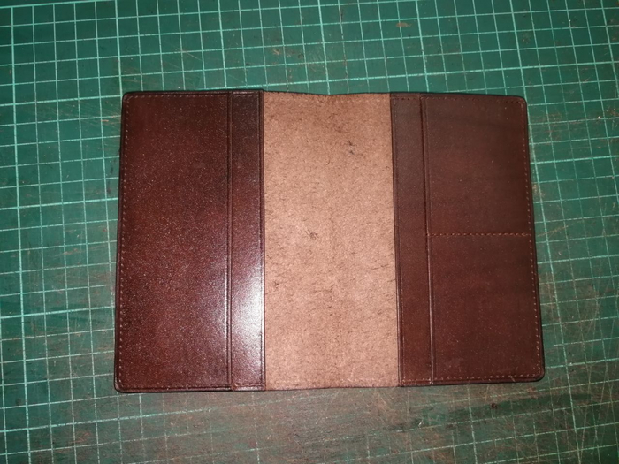 После того как пробил отверстия для прошивки, собираю уже практически готовую обложку на клей ПВА и даю просохнуть.