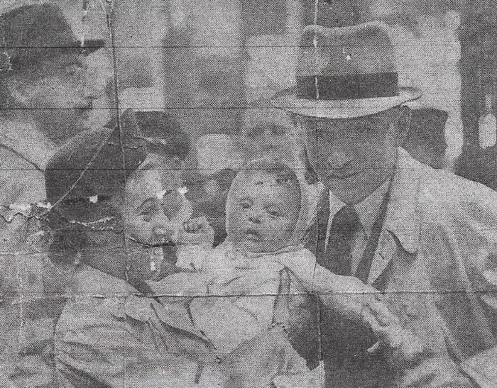 Та самая фотография 6-месячной Зиллы Дрезел со своими родителями, Ричардом и Рут (Июнь, 1939 г.)