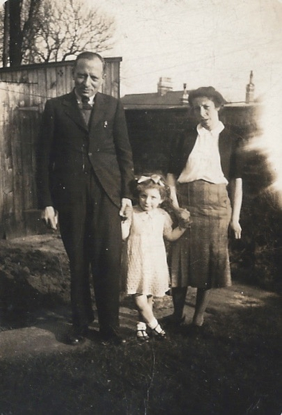 Зилла со своими родителями Ричардом и Рут Дрезел