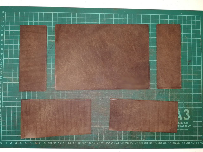 Обрезаю лишнее, скругляю углы (радиус 9 мм), делаю "биговку".