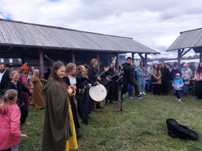 Концерт около "таверны"