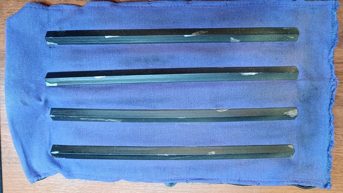 В игре они выглядели черным, решил добавить немного металлических потёртостей.