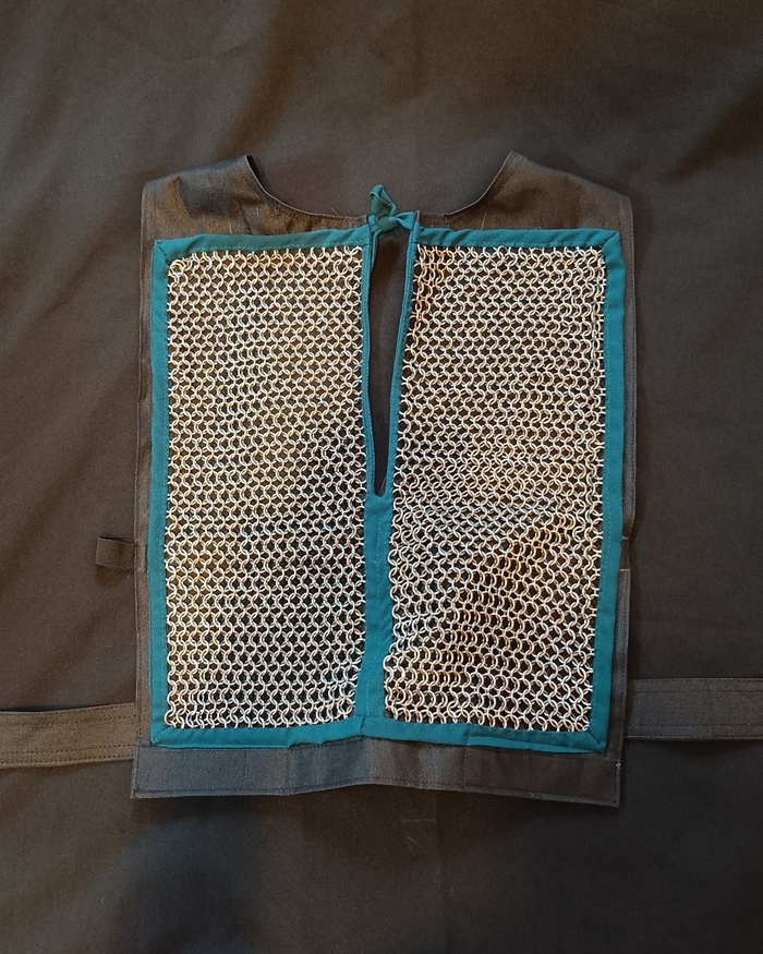 Кольца гораздо крупней, плел плоскогубцами.